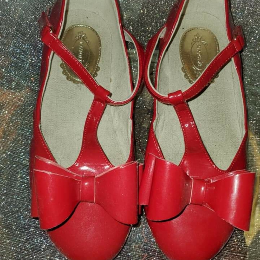 Youth size 4 Red maryjanes